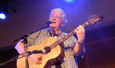 John McDaid performing at Worldcon Dublin 2019